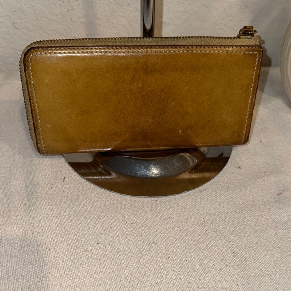Coach Tan Leather Wallet with Sleek Design and Compact Size - Picture 7 of 11